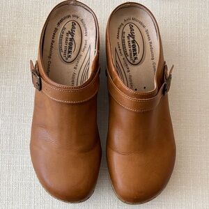 EASY STREET “Easy Works” Shira Slip Resistant Leather Slip-On Clogs in Hickory